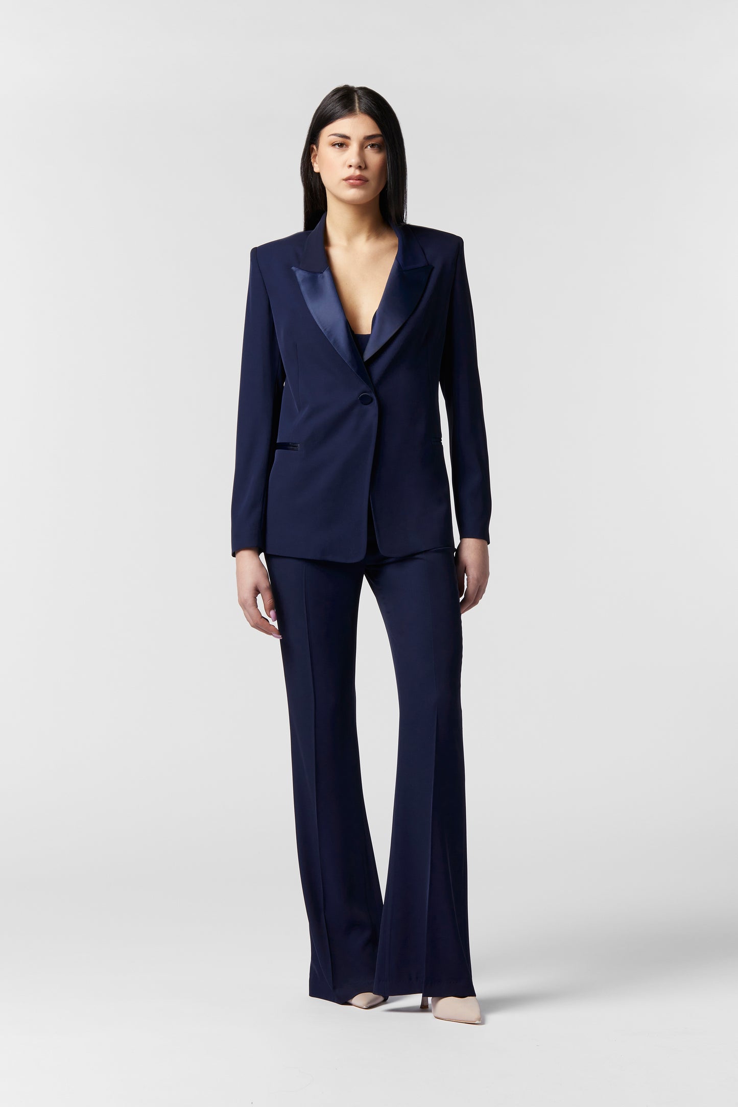 Tailleur Giacca monopetto rever raso e Pantalone a zampa – Kady fluido