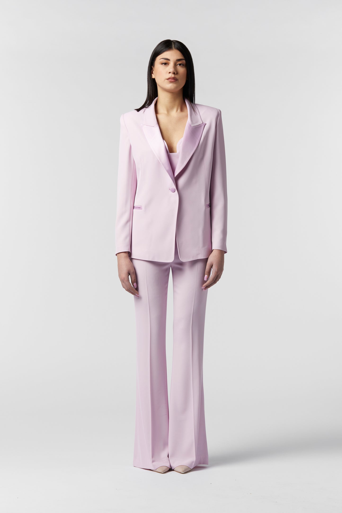 Tailleur Giacca monopetto rever raso e Pantalone a zampa – Kady fluido