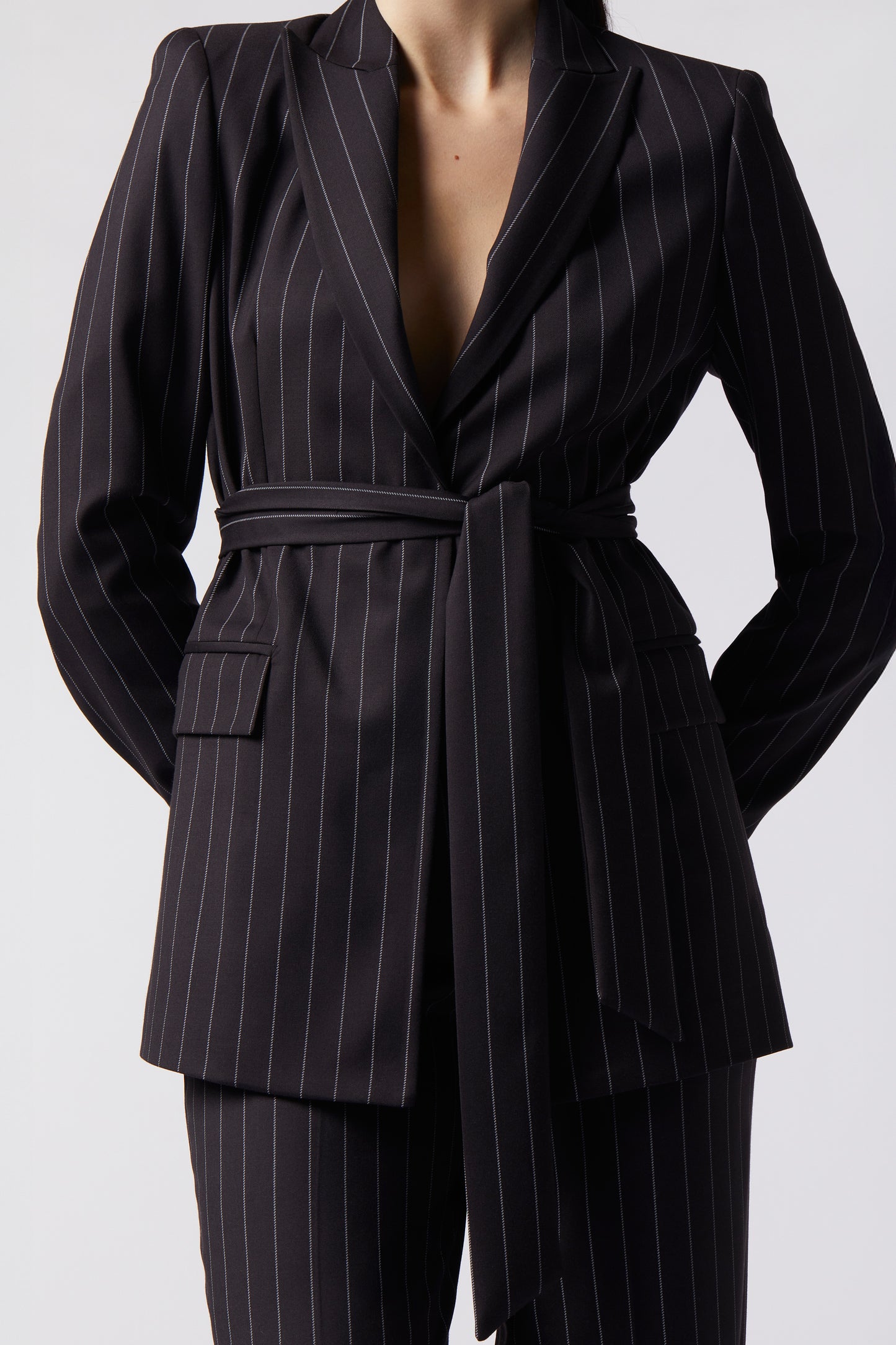 Tailleur Giacca con cintura e Pantalone palazzo – Gessato