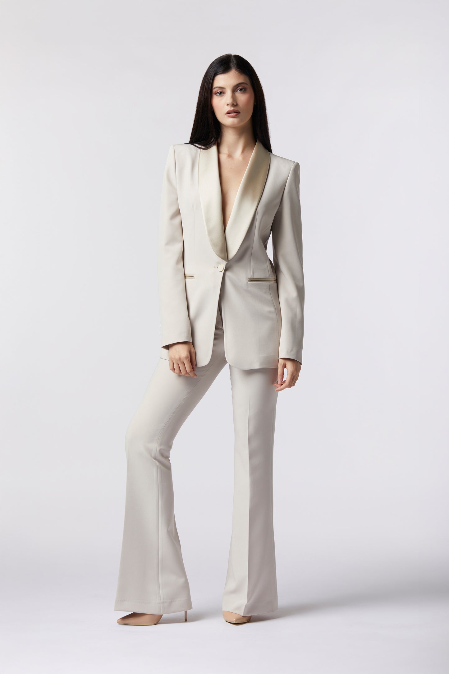 Tailleur Giacca monopetto rever raso e Pantalone a zampa – Tessuto Stretch