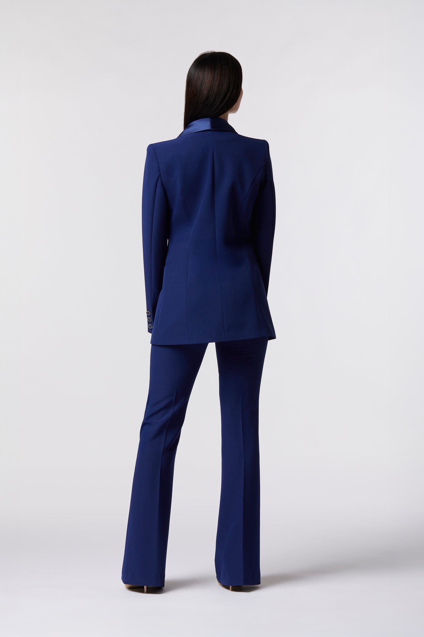 Tailleur Giacca monopetto rever raso e Pantalone a zampa – Tessuto Stretch