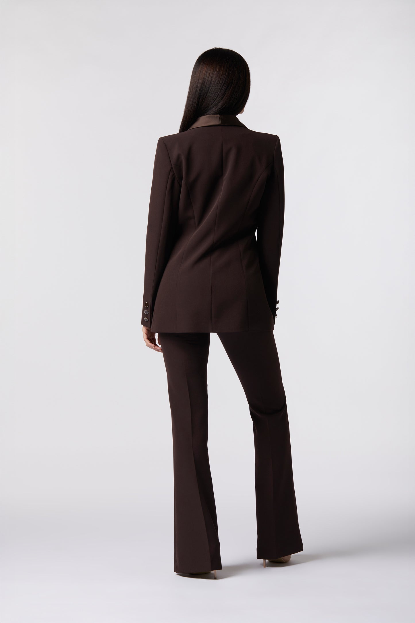 Tailleur Giacca monopetto rever raso e Pantalone a zampa – Tessuto Stretch