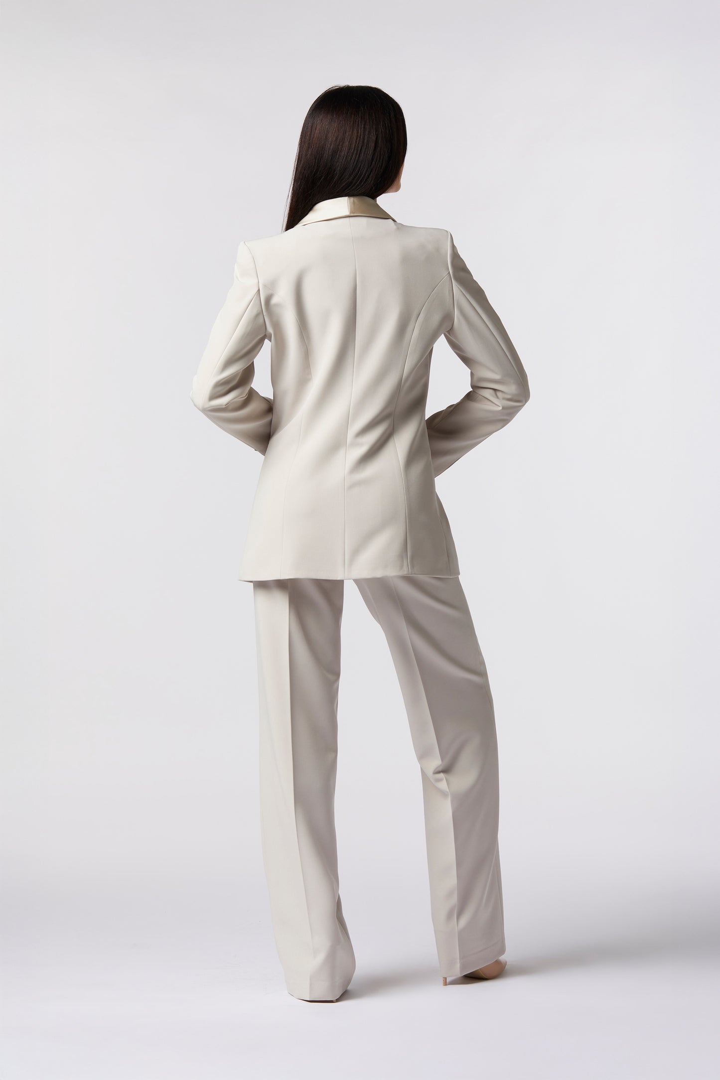 SS26 / Tailleur Giacca monopetto rever raso e Pantalone palazzo – Tessuto Stretch