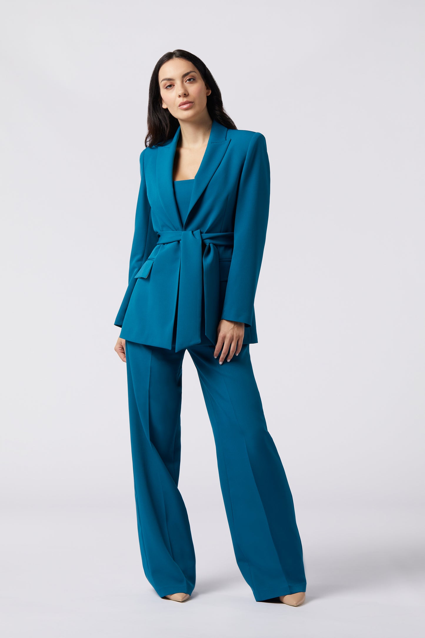 Tailleur Giacca con Cintura e Pantalone Palazzo
Elegante e raffinato, il nostro tailleur in tessuto tecnico è la scelta perfetta per chi desidera un look sofisticato in occasioni speciali come eventi, cerimonie, serate e lauree. La giacca doppiopetto avvitata con petto a lancia esalta la silhouette, mentre la cintura tono su tono dello stesso tessuto dona un tocco di femminilità e definizione. Il pantalone palazzo con gamba dritta completa il look, offrendo un’aria di classe e comfort senza compromessi.&nbs