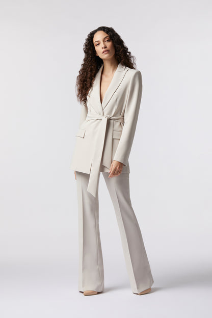 Tailleur Giacca con cintura e Pantalone a zampa – Tessuto Stretch