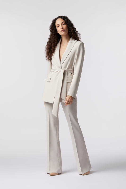 SS26 / Tailleur Giacca con cintura e Pantalone a zampa – Tessuto Stretch