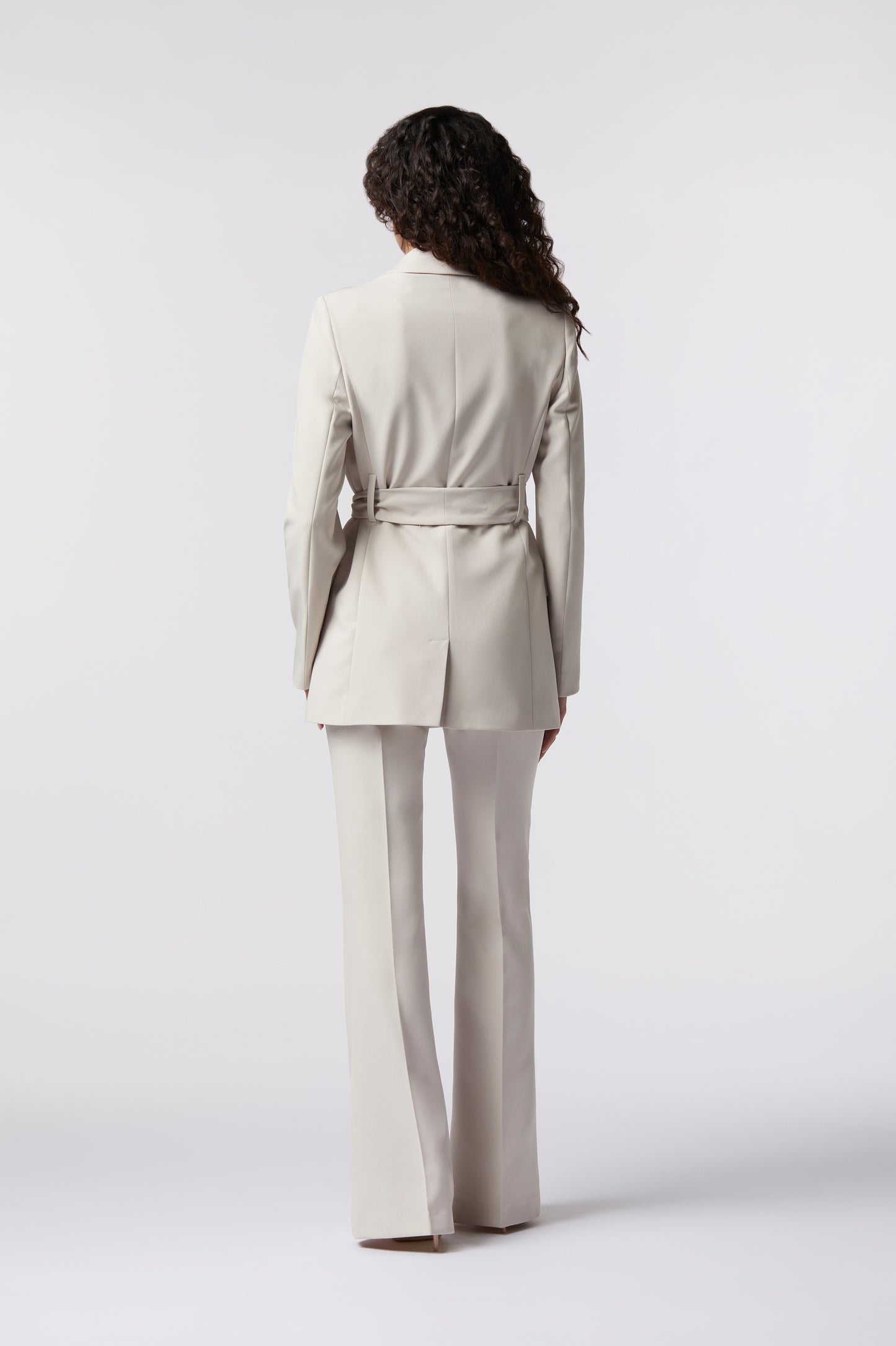 Tailleur Giacca con cintura e Pantalone a zampa – Tessuto Stretch