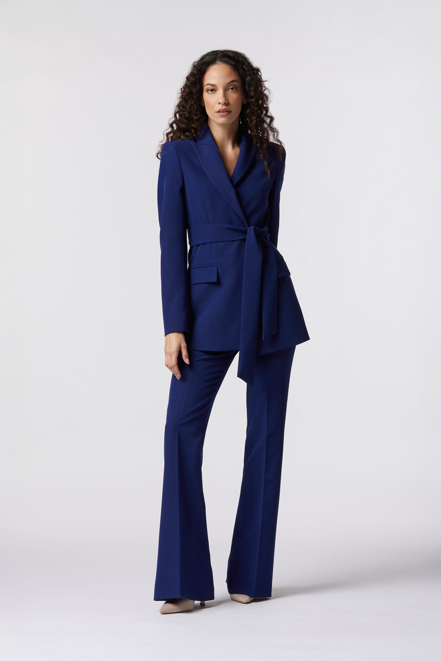 Tailleur Giacca con cintura e Pantalone a zampa – Tessuto Stretch