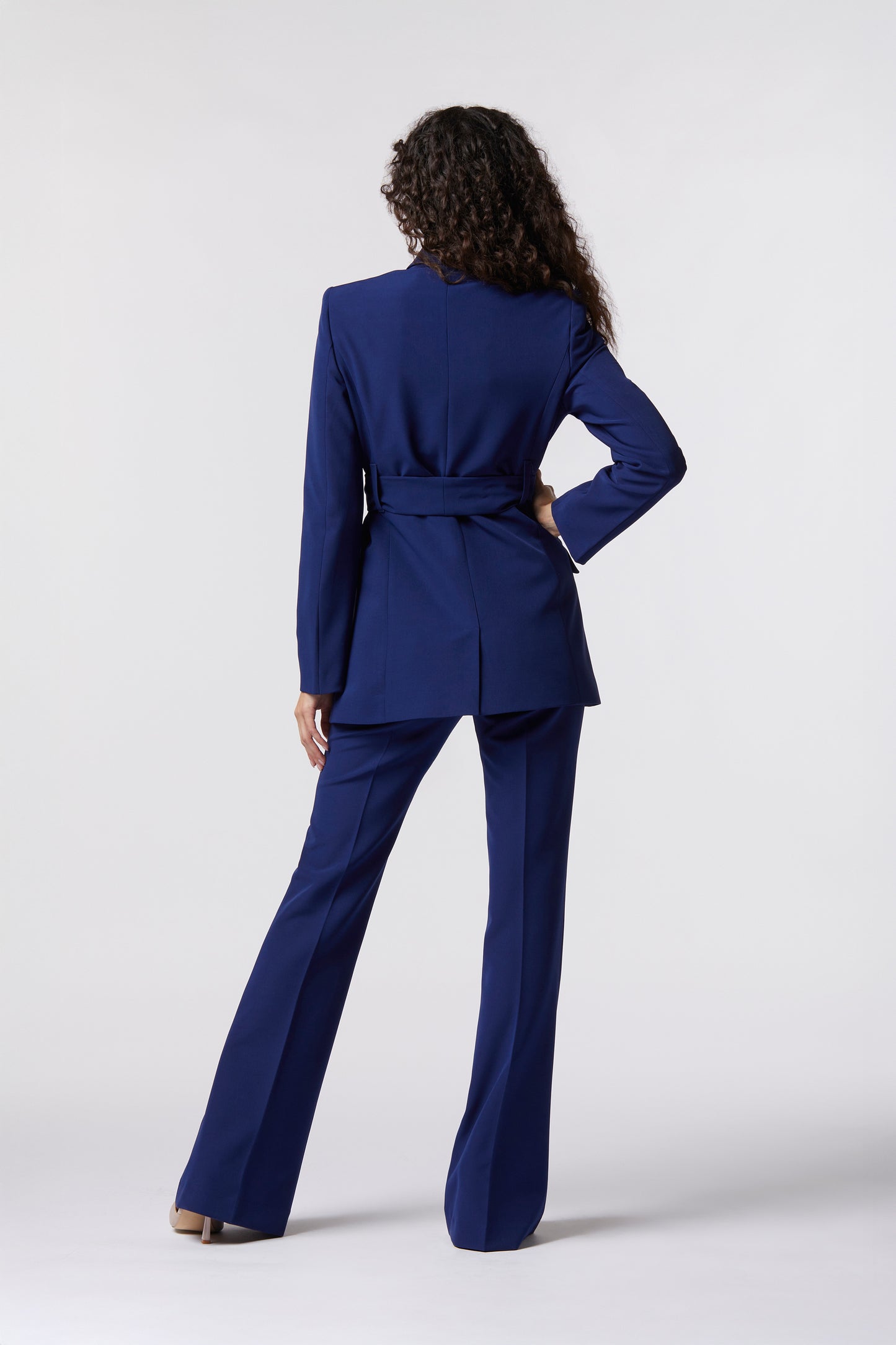 Tailleur Giacca con cintura e Pantalone a zampa – Tessuto Stretch