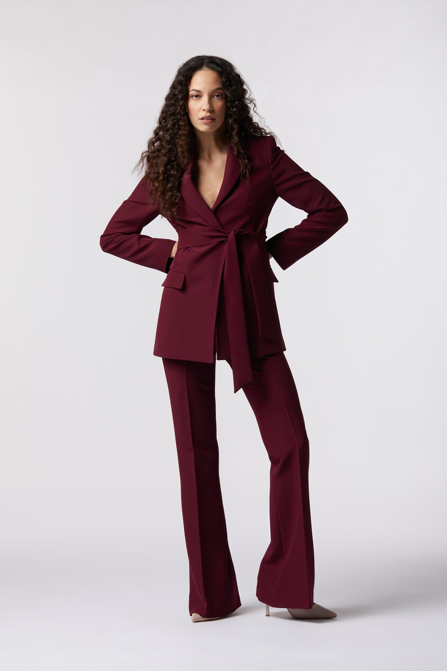 Tailleur Giacca con cintura e Pantalone a zampa – Tessuto Stretch