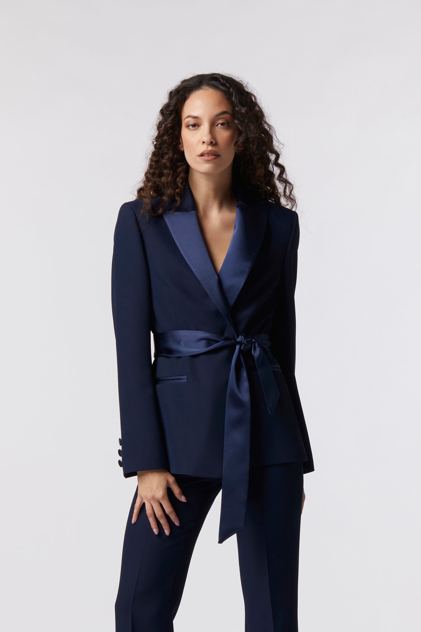 Giacca con cintura e rever raso – Tessuto Kady