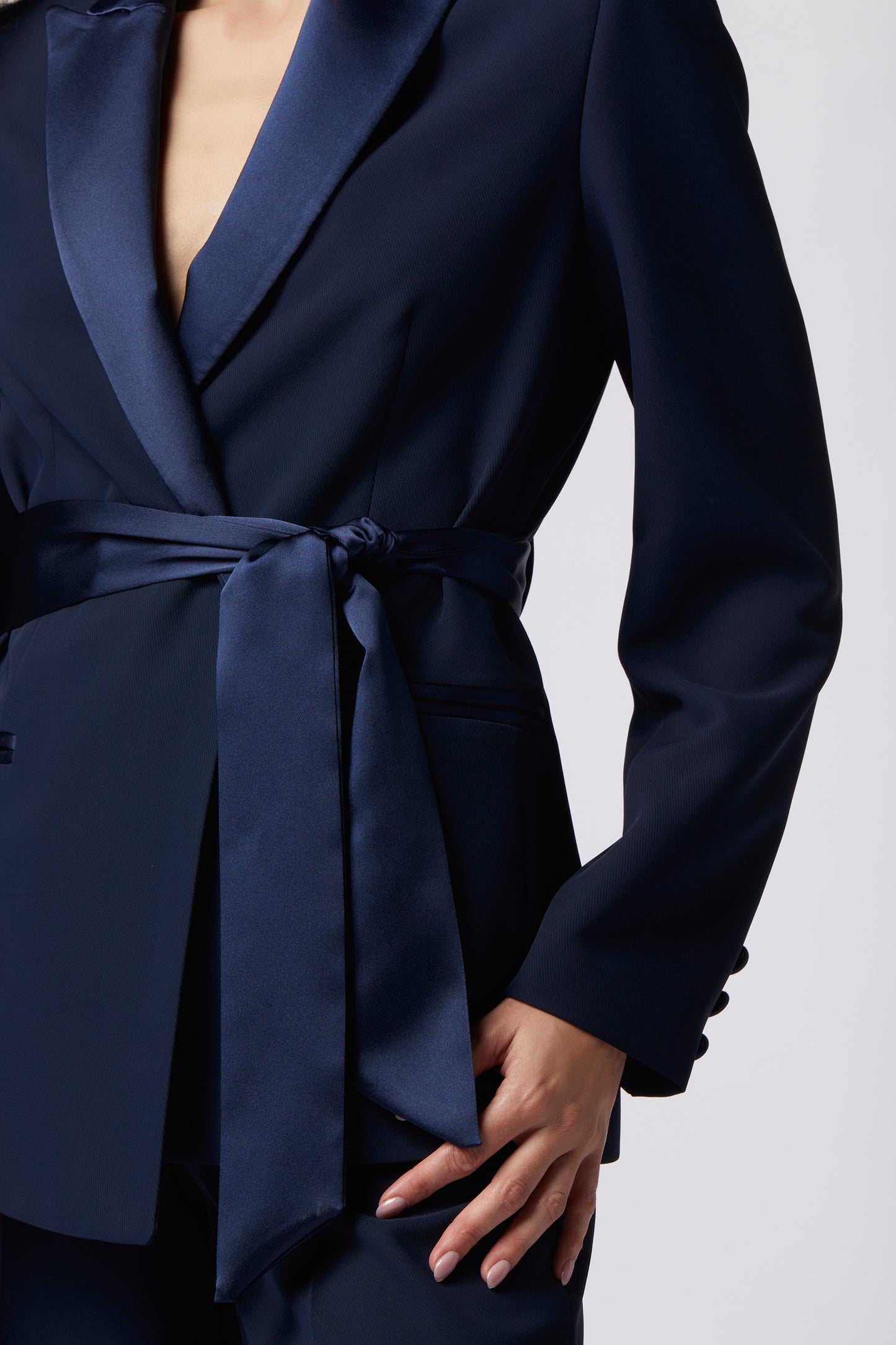 Tailleur Giacca con cintura in raso e Pantalone a zampa – Tessuto Kady