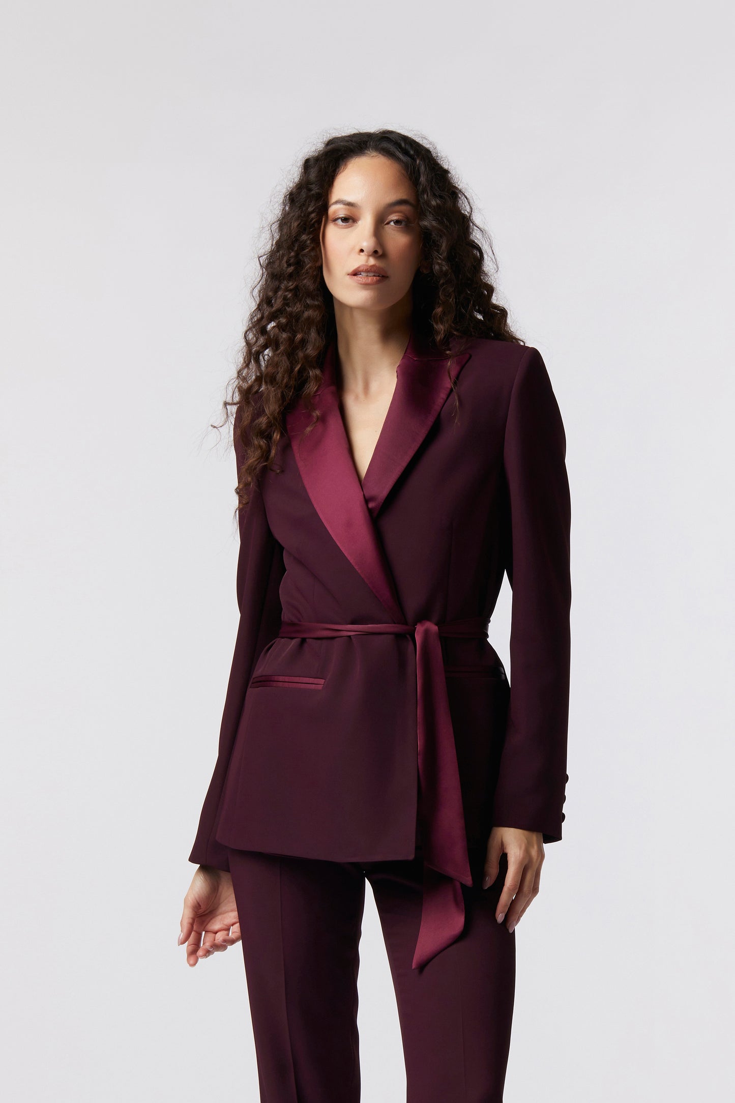 Giacca con cintura e rever raso – Tessuto Kady
