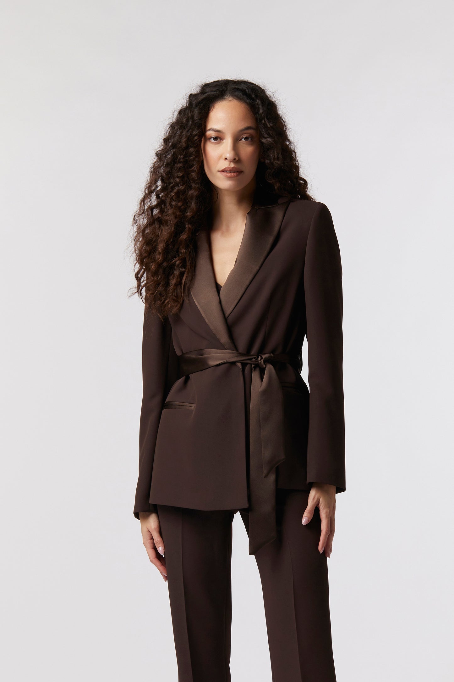 Giacca con cintura e rever raso – Tessuto Kady