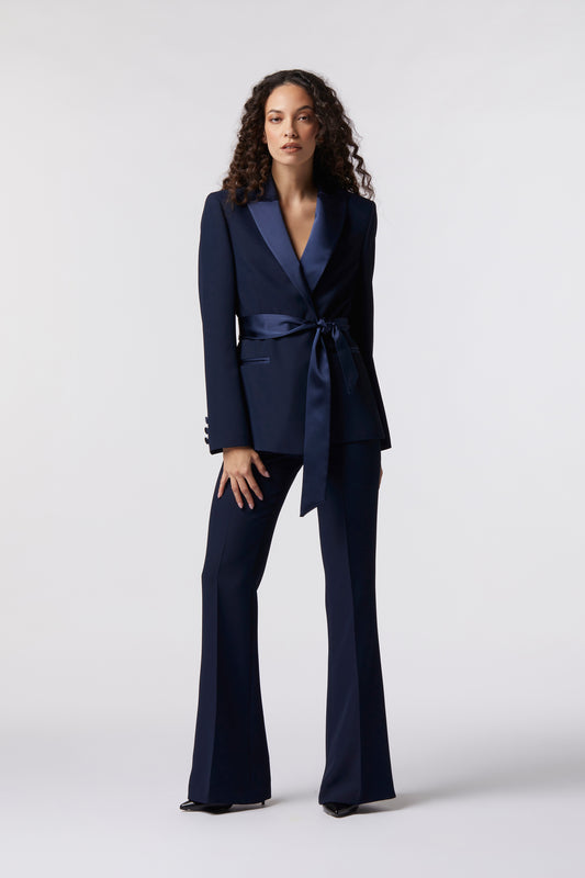 Tailleur Giacca con cintura in raso e Pantalone a zampa – Tessuto Kady
