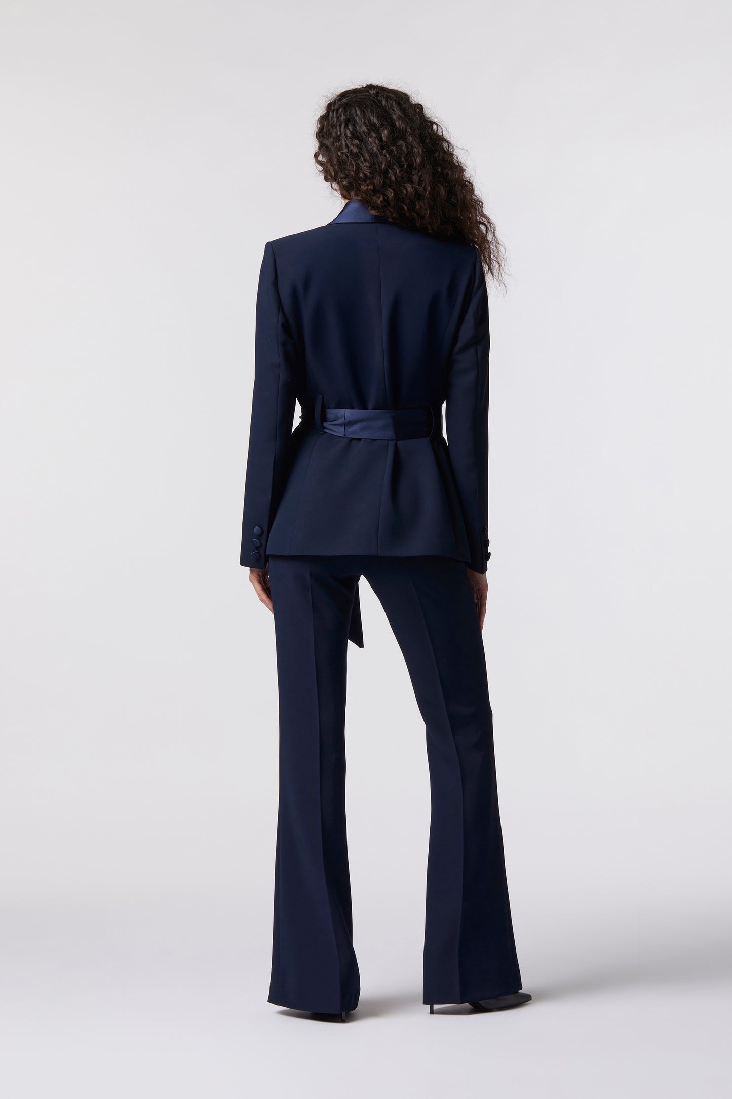 Tailleur Giacca con cintura in raso e Pantalone a zampa – Tessuto Kady