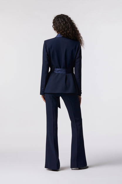 Tailleur Giacca con cintura in raso e Pantalone a zampa – Tessuto Kady