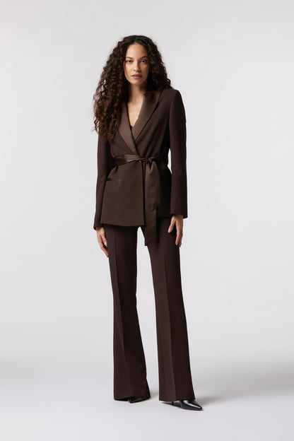 Tailleur Giacca con cintura in raso e Pantalone a zampa – Tessuto Kady