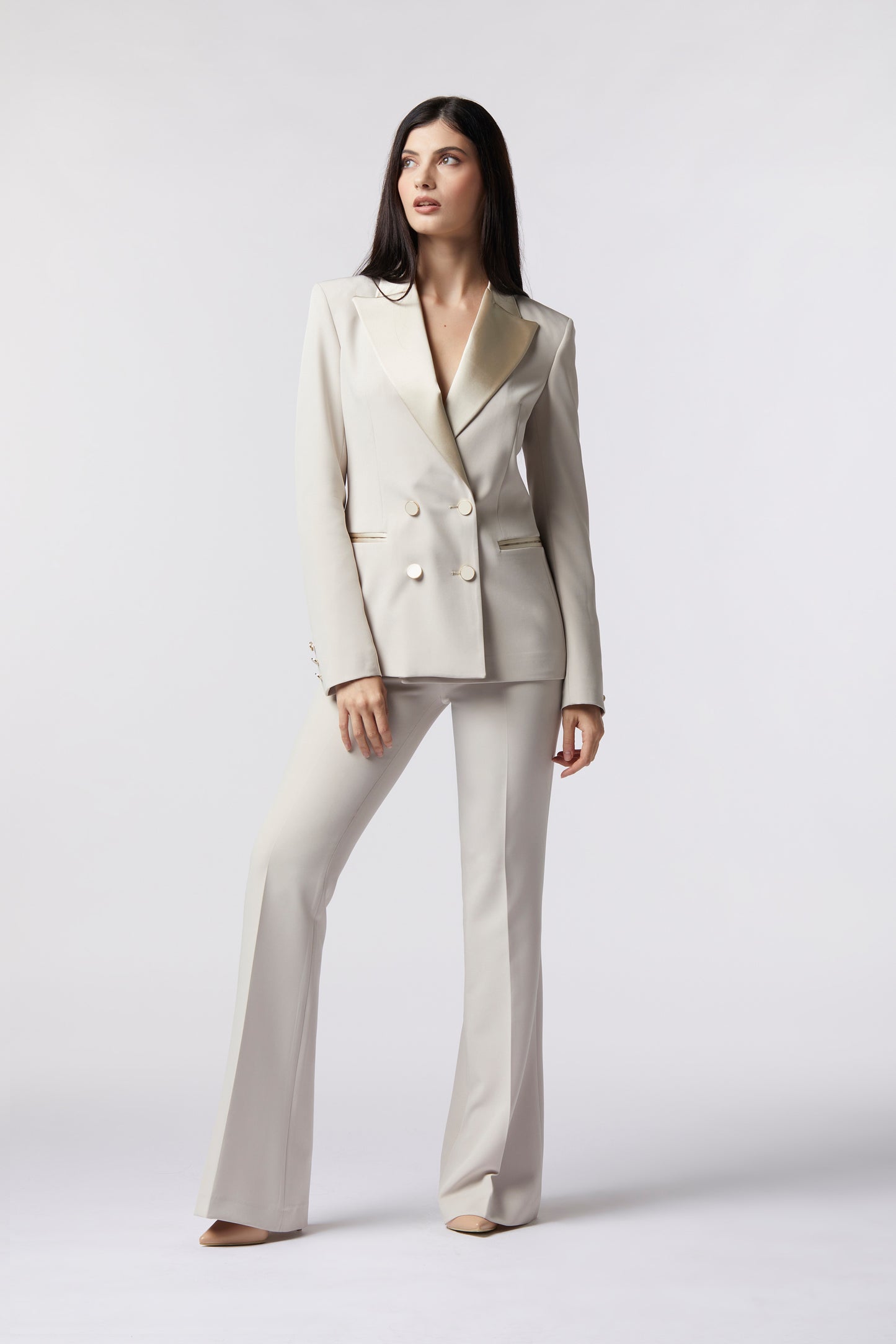 Tailleur Giacca doppiopetto rever raso e Pantalone a zampa – Tessuto Stretch