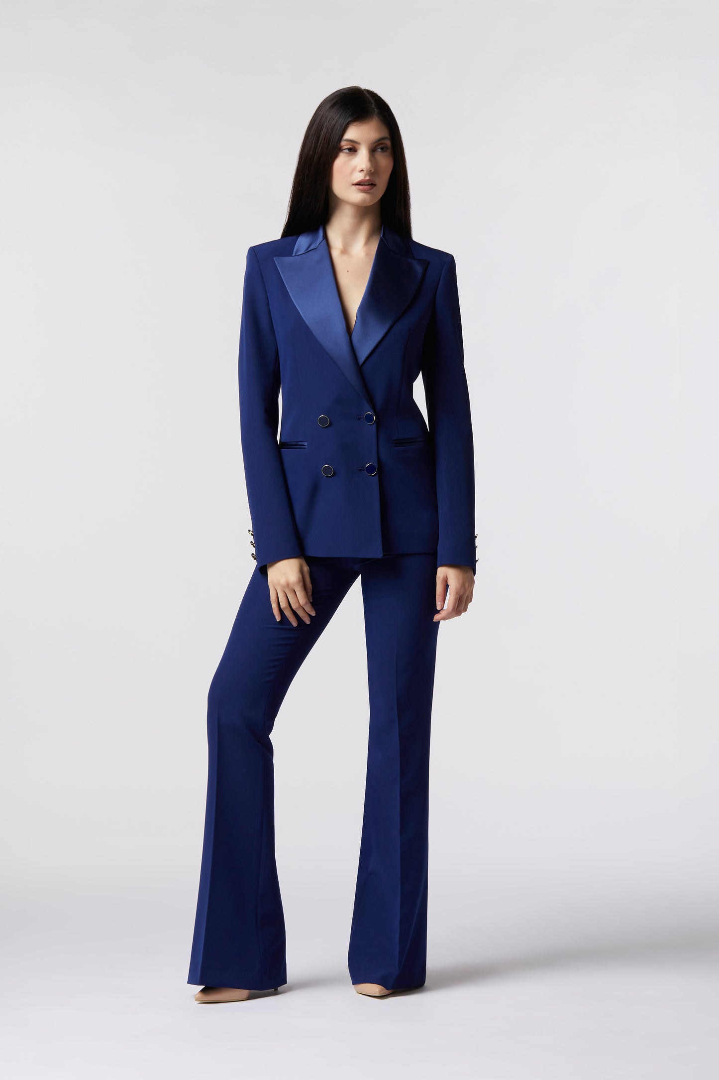 Tailleur Giacca doppiopetto rever raso e Pantalone a zampa – Tessuto Stretch