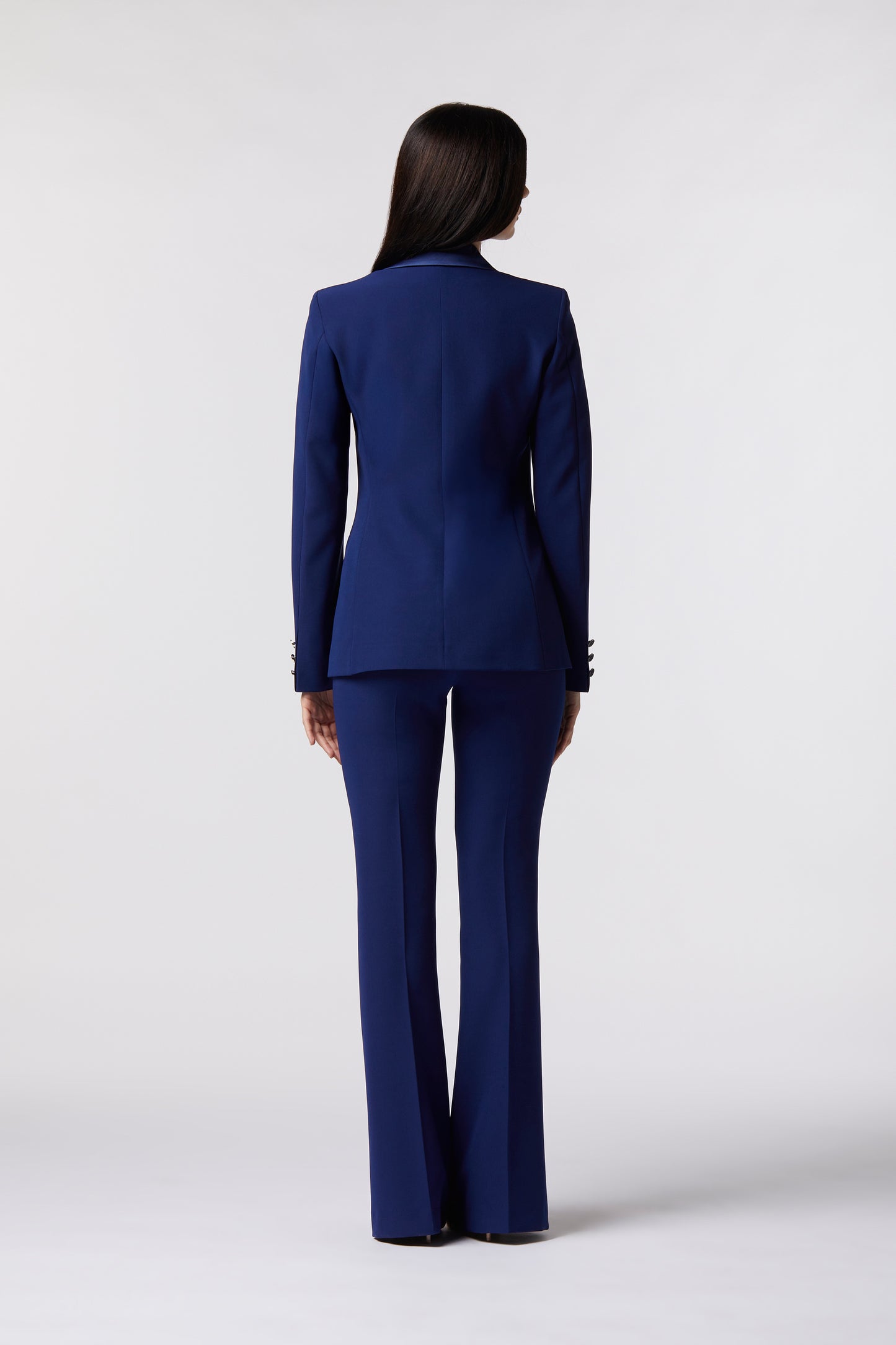 Tailleur Giacca doppiopetto rever raso e Pantalone a zampa – Tessuto Stretch