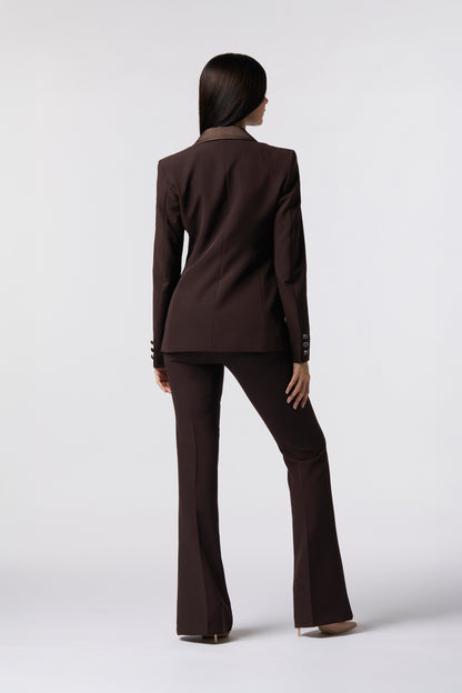 Tailleur Giacca doppiopetto rever raso e Pantalone a zampa – Tessuto Stretch