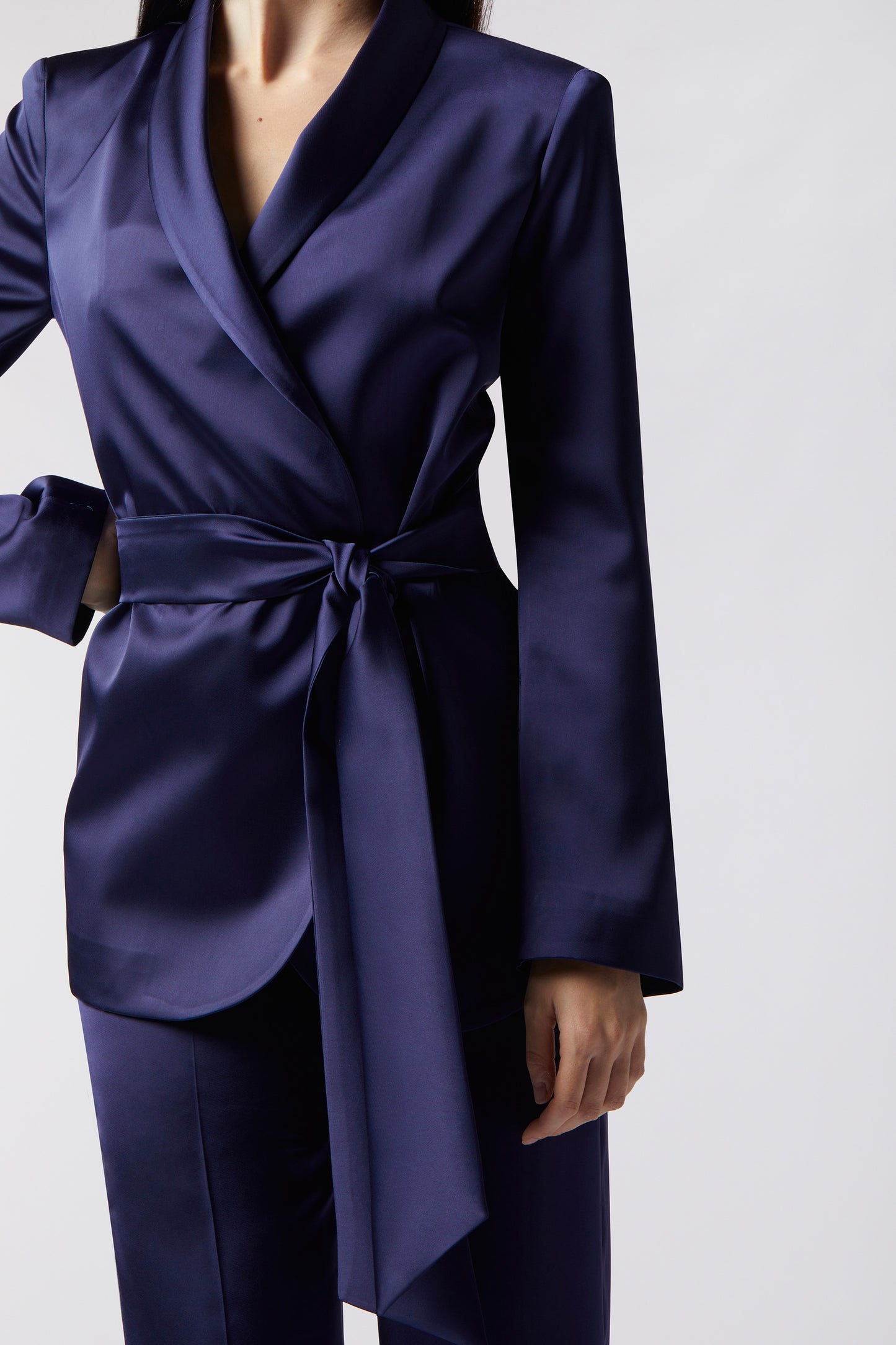 Tailleur Giacca con cintura e Pantalone palazzo – Tessuto Raso