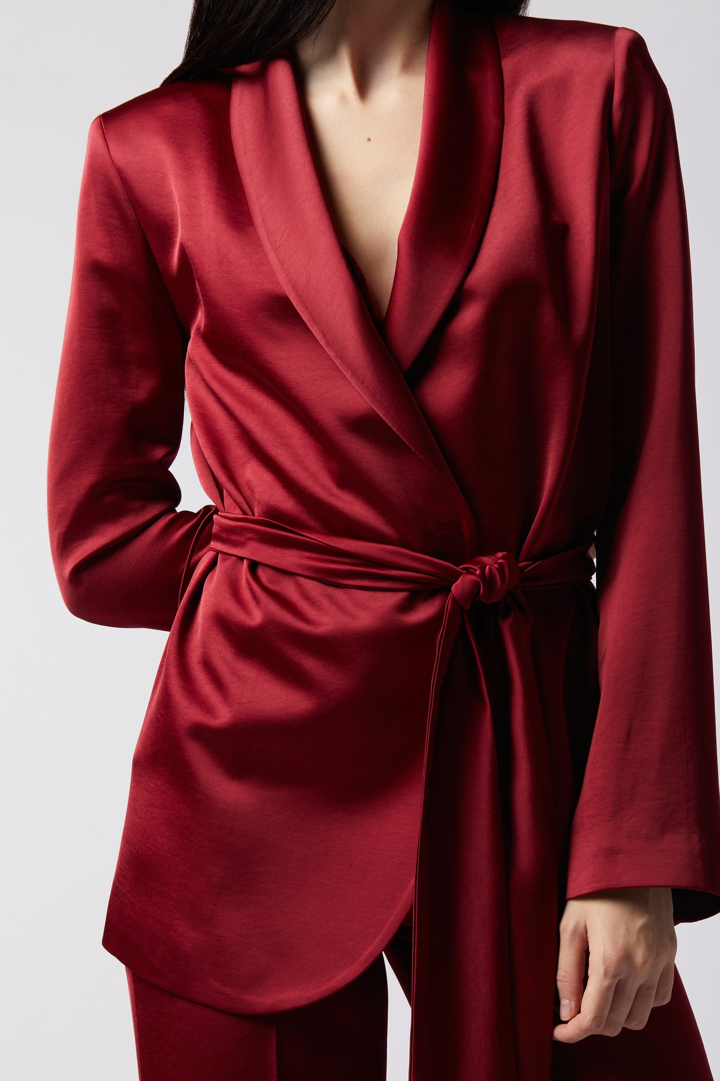 Tailleur Giacca con cintura e Pantalone palazzo – Tessuto Raso